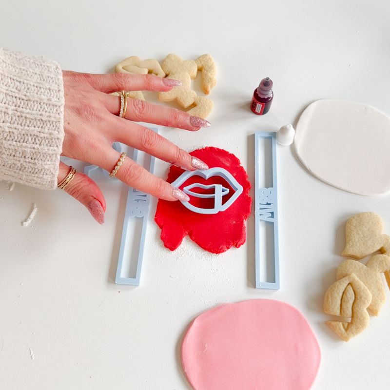 Sweetheart Mug Hugger Set of 3 Valentine's Biscuit Baking and Decorating Kit