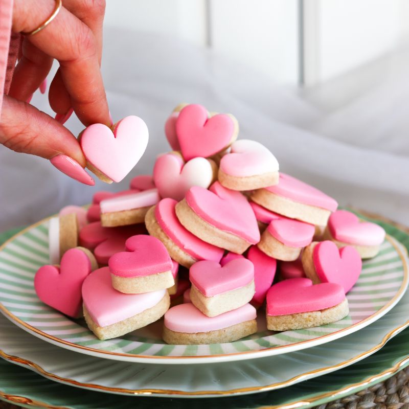 Love is in the Air Biscuits: Vanilla Sugar Biscuits with Fondant Icing