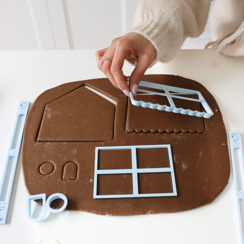 Standard Gingerbread House Biscuit Baking and Decorating Kit