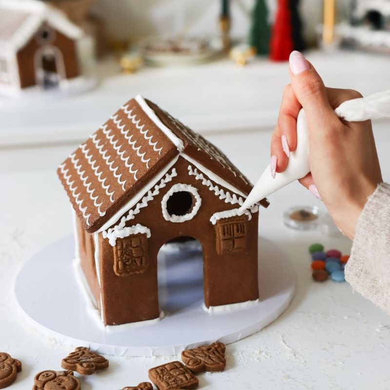 Deluxe Gingerbread House Biscuit Baking and Decorating Kit