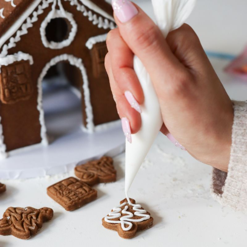 Deluxe Gingerbread House Biscuit Baking and Decorating Kit