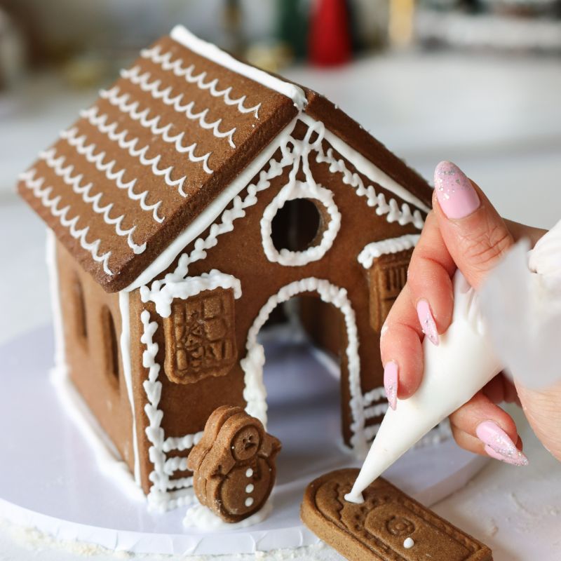 Deluxe Gingerbread House Biscuit Baking and Decorating Kit