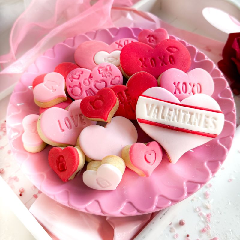 Valentine&#39;s Lots of Love Biscuit Baking and Decorating Kit