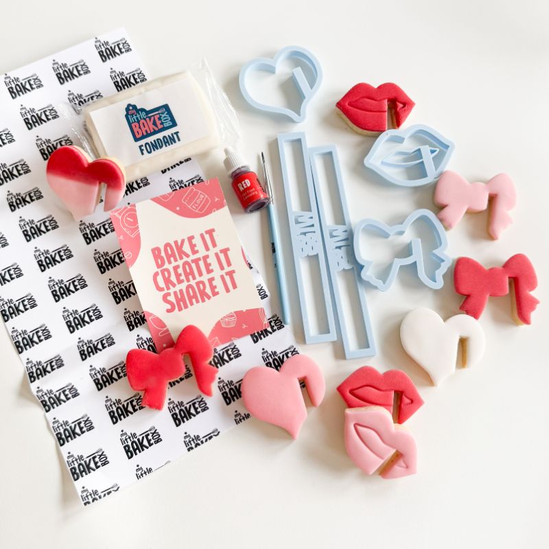 Sweetheart Mug Hugger Set of 3 Valentine&#39;s Biscuit Baking and Decorating Kit